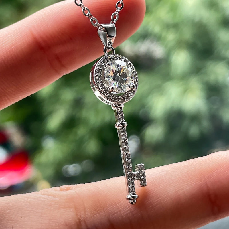 Colar Chave do Encanto em Cristal de Moissanite